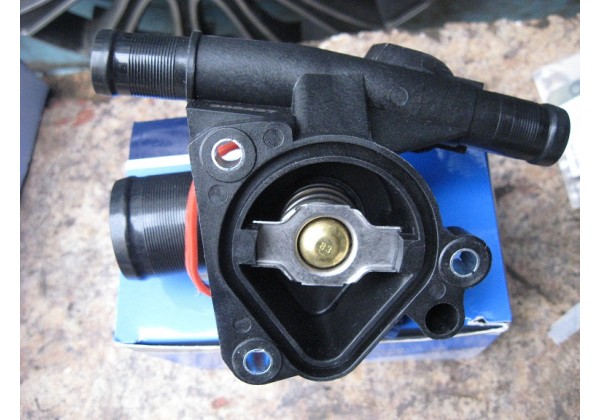 Корпус термостата, термостат Renault 2.0 dci, 8200801570, 8200907243, 8200907239